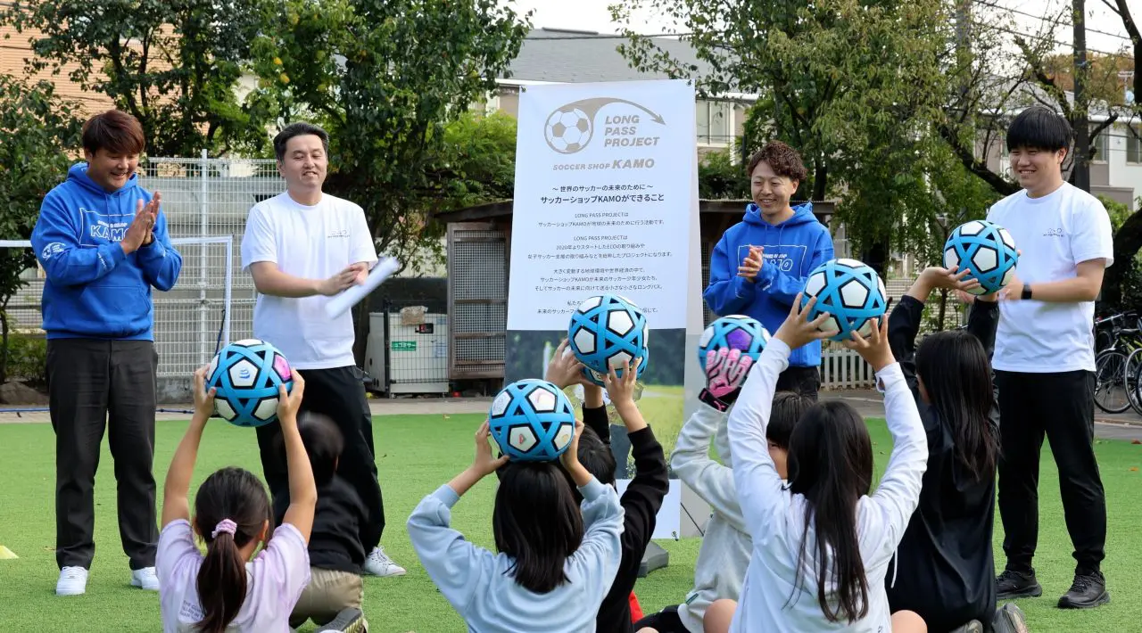 サッカーショップKAMOと 立川市の児童養護施設へ組み立て式サッカー